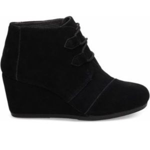 TOMS Kala Desert Wedge in Black Suede